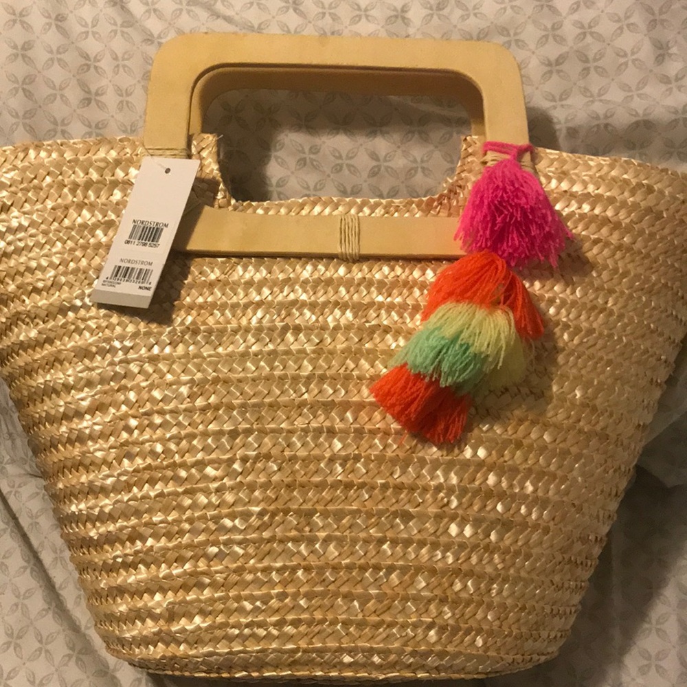 Straw bag with Pom Pom